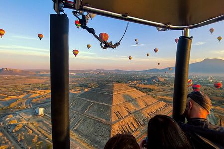 Hot Air Balloon Ride Over Teotihuacán Pyramids from Mexico City