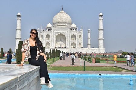 Delhi-Agra-Delhi One Day Trip By India's Superfast Train