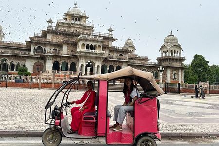 Jaipur City Tour by Women-Driven E-Rickshaw