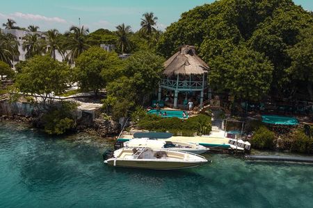 Private 5 Island Cruise Snorkeling Escobar Plane