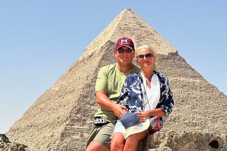 Full-Day Tour to Giza Pyramids, Egyptian Museum & Khan Al-Khalili