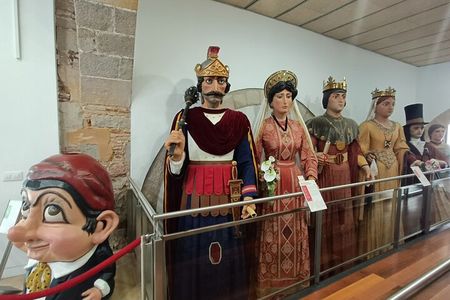 Familly friendly traditions & food tour: tailored tapas & games!