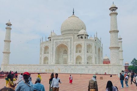 From Delhi Private Taj Mahal and Agra Day Trip by Gatimaan Train