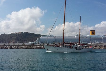Barcelona: Skyline sailing tour with music and drink