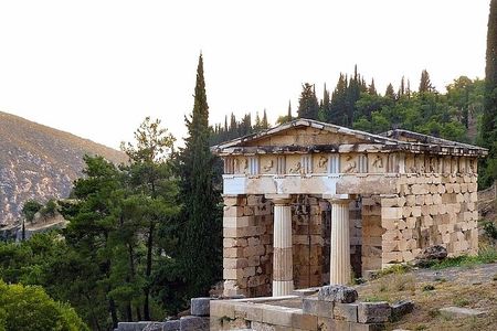 Delphi Arachova & Monast. Hosios Loukas from Athens Private Tour