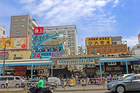 Tsukiji Food Strolling and Hama Rikyu Garden Walking Tour