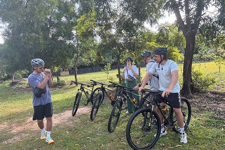 Angkor Wat Sunrise Cycling Tour With Breakfast and Tour Guided