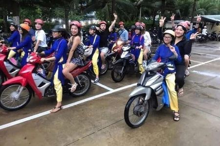 DaNang Night Foodie Tour-Sighseeing with Aodai Lady Rider Private