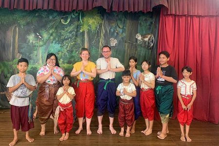 Phnom Penh Morning Breakfast, Market and Art Tour by Tuktuk 