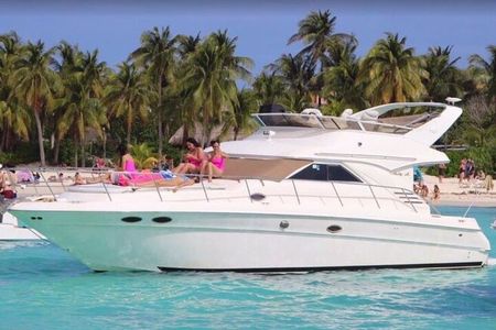 Luxury Yacht in Paradise and snorkel by Isla Mujeres 