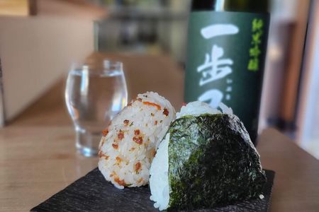 Kamakura Small Group Onigiri making and Sake Tasting in Sake Bar