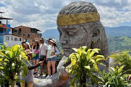 Tour Comuna 13: History, Graffiti Tour and Snacks included