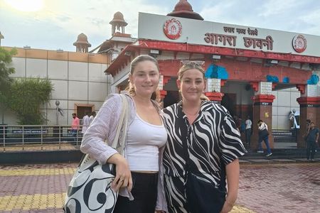 Delhi to Taj Mahal Day Trip by Superfast Train with Guide