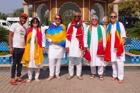 From Delhi: Taj Mahal Day Tour With Traditional Dress