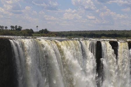 Zimbabwe and Zambia Falls Guided Tour with Sunset Cruise