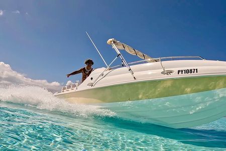 Crazy sea horse Bora Bora jet boating snorkeling and barbecue. 