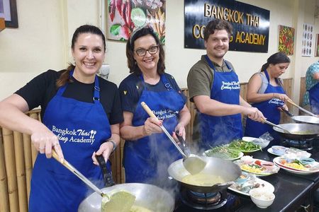Choose 5 Dishes: Half-Day Cooking Class in Sukhumvit with Market Tour