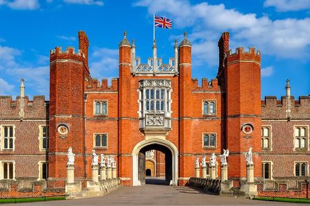 Private Chauffeured Tour to Hampton Court Palace from London