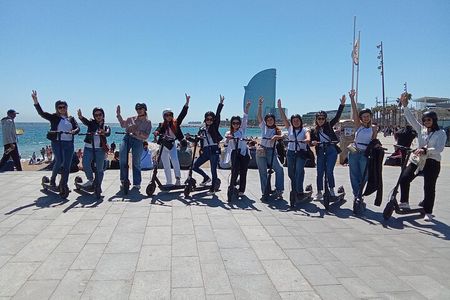 Barcelona: E-Scooter or Bike Tour with Local Guide