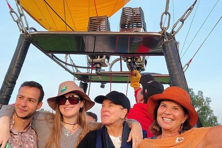 Balloon Flight with Breakfast and Transportation in Teotihuacan