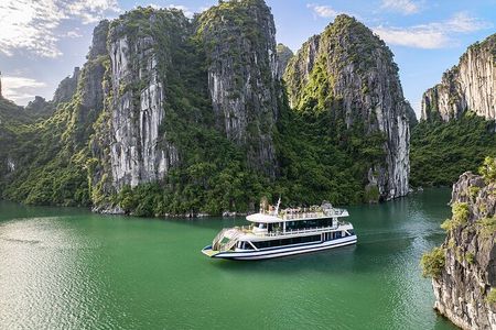Ha Long Bay Luxury Cruise from Hanoi with Jacuzzi & Local Lunch