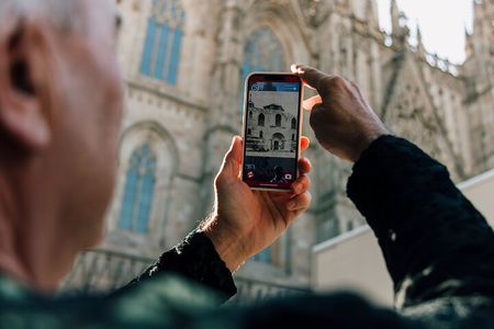 HistARy: Guided tour of the Gothic Quarter with Augmented Reality