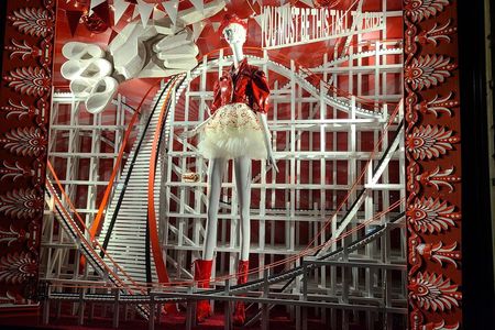 NYC Holiday Walking Tour 5th Ave, Rockefeller Tree & Xmas Village