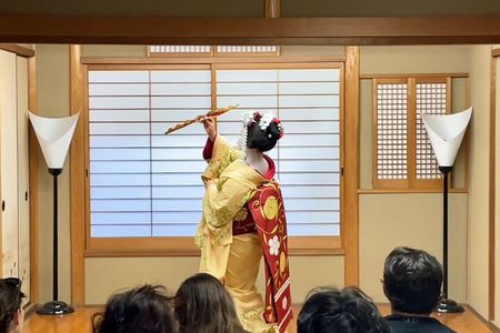 Kyoto: Meet the Geisha Maiko with Gion Walking Tour