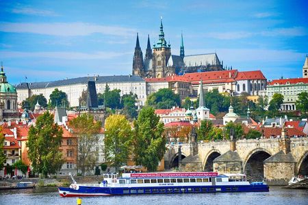 Prague Combo: Castle Guided Tour, Bus and Optional Boat
