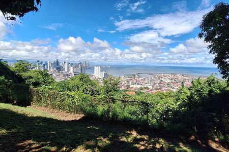 Walking the Cerro Ancón: Nature and Unique Panoramics