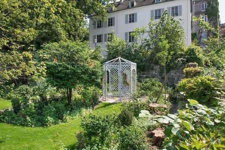 Montmartre Marvels Small-Group Tour with Renoir Gardens Entrance