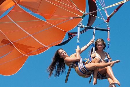 Adventurous Parasailing Ride in Dubai with Palm Jumeirah views
