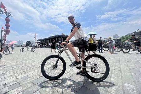 Xi'an City Wall: Guided Tour with Cycling Option