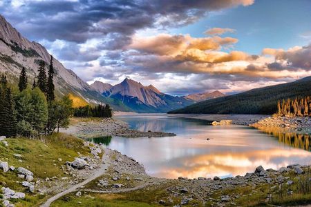 Jasper National Park Tour Maligne Valley, Medicine Lake with Walk