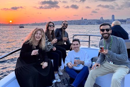 Istanbul Bosphorus Sunset Yacht Cruise with Guide and Snacks