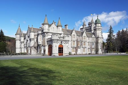 Private Balmoral Walking Tour to Queens Secret Cabin & the Castle