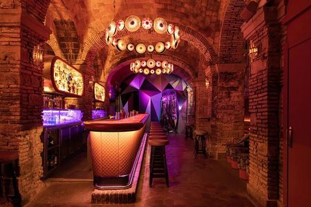 Speakeasy Bar Crawl, Drinking Games, Free Drinks & VIP Nightclub