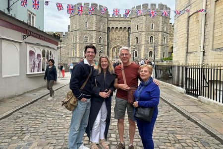 Private Tour of Windsor Town with Skip-the-Line Castle Tickets