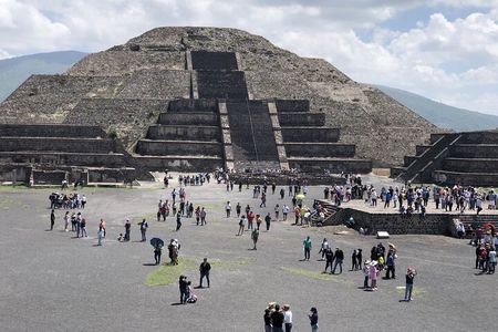Small VIP Group: Teotihuacan Pyramids and Shrine of Guadalupe with lunch