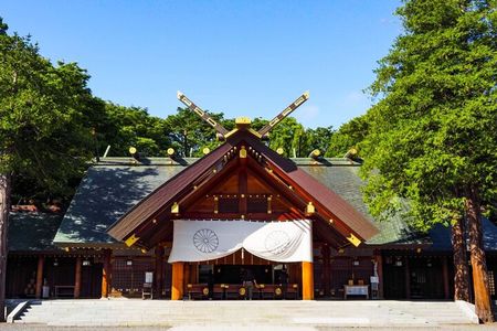Tour in Sapporo Shrine, Fish Market and Shiroi Koibito Park