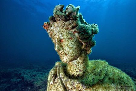 Diving at the Baia Submerged Park for certified divers