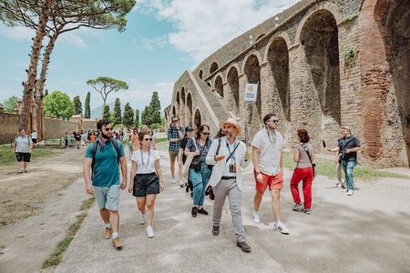 Pompeii in 2 Hours with Archaeologist & Amphitheatre Visit