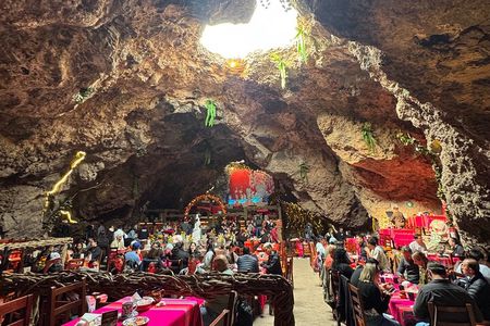 Guided Tour in Teotihuacan with Cave Breakfast and Transportation