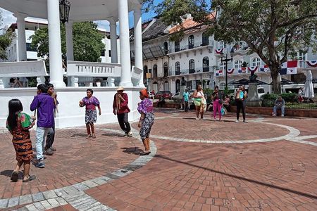 Luxury car tour Canal, Flamenco islands, Casco Viejo 7 + stops.