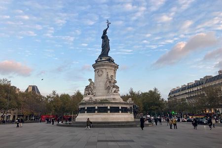 Paris: Le Marais District Guided Walking Tour with Tastings