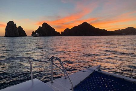 Los Cabos Catamaran: Iconic Sunset Cruise with Drinks & DJ
