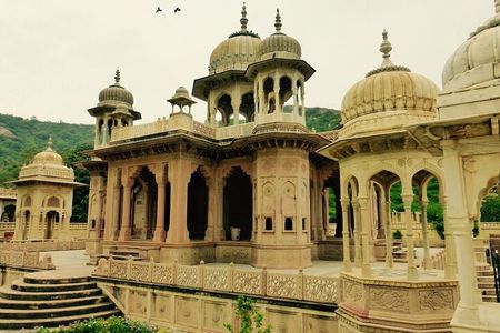 Travel Through the Streets of Jaipur by Tuktuk with a Local