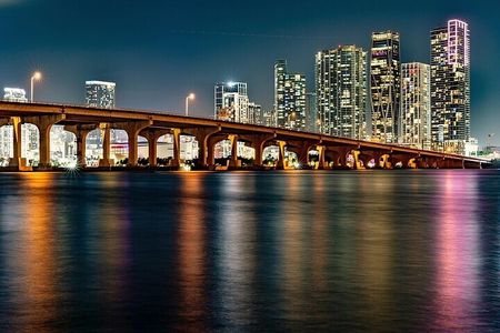 The best Miami boat party with DJ, drinks and lights of the city