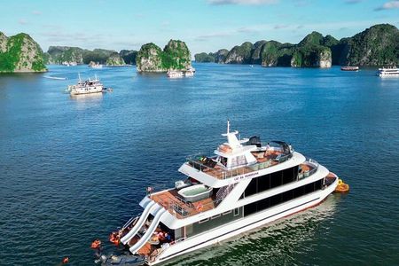 From Cat Ba: Lan Ha Bay Sunset Escape on a Luxury Cruise