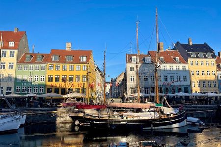 Small group walking tour with coffee, cake & culture